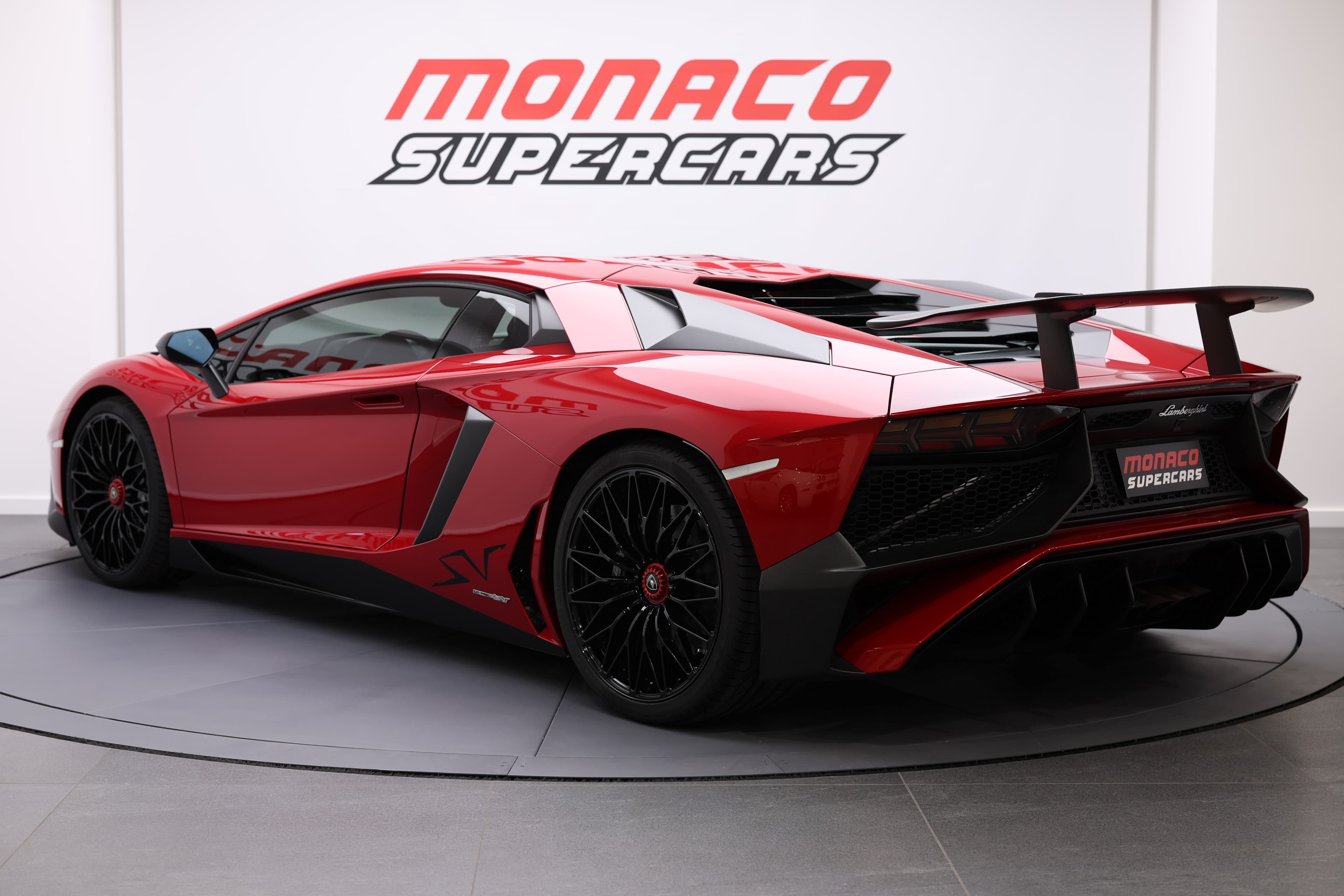 Explorez la Lamborghini Aventador SV, une supercar au design racé et agressif, équipée d'un moteur V12 puissant, offrant des performances exceptionnelles et une maniabilité précise, idéale pour les amateurs de sensations fortes et de voitures de luxe.