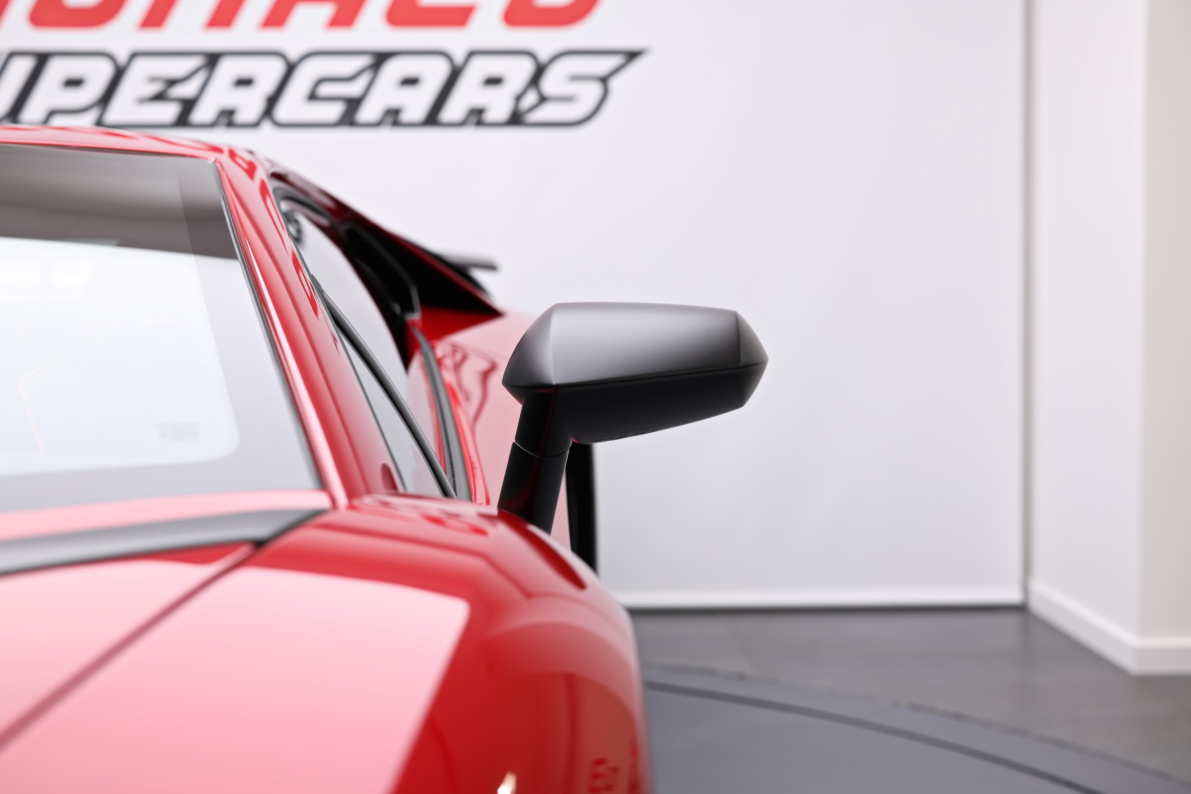 Explorez le design distinctif de la Lamborghini Aventador SV, mettant en avant ses rétroviseurs aérodynamiques et ses lignes élégantes, un détail qui souligne son caractère sportif et son ingéniosité technique.