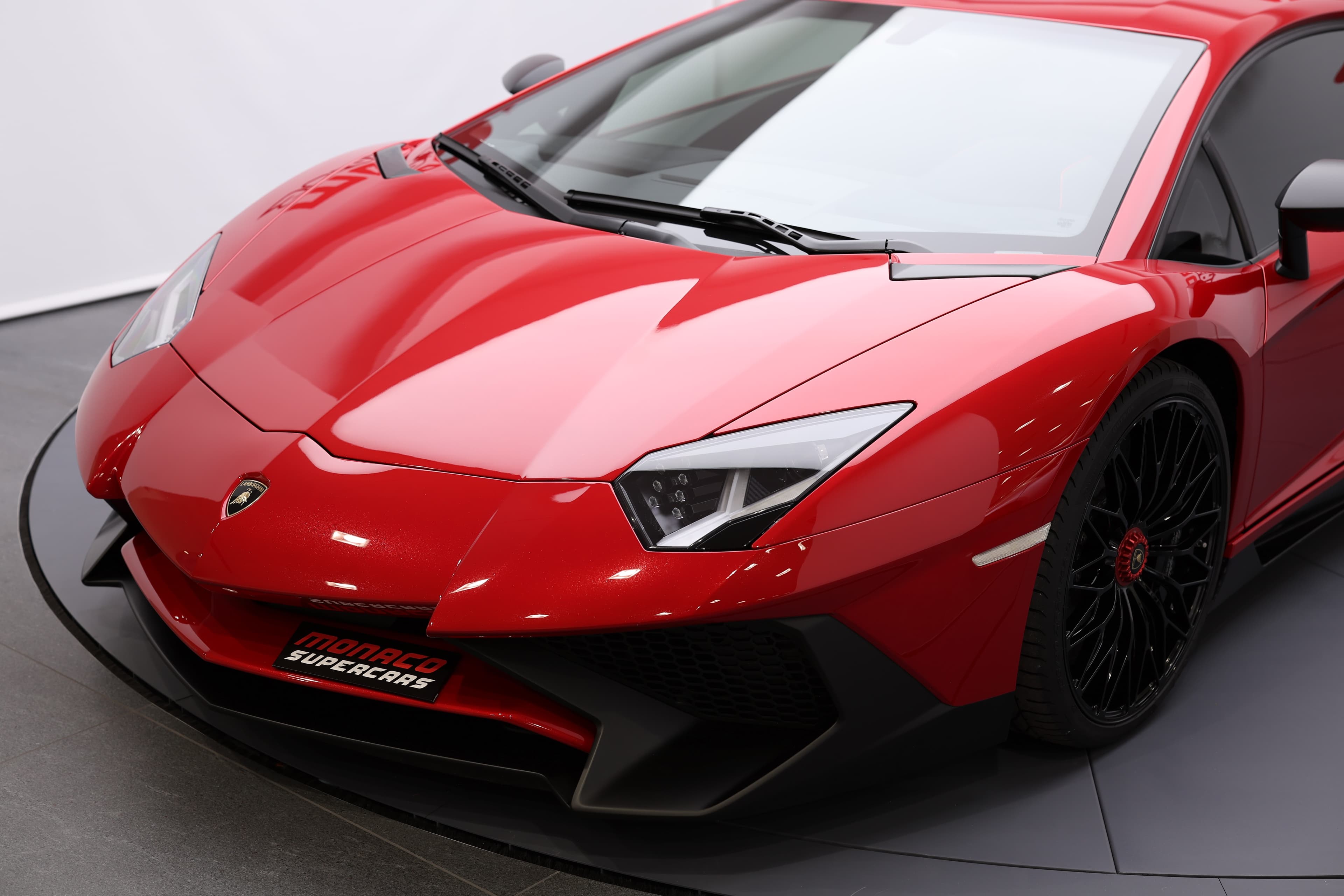 Admirez la silhouette agressive de la Lamborghini Aventador SV, avec ses lignes saisissantes et son design aérodynamique, une véritable œuvre d'art sur roues qui incarne la vitesse et le luxe.