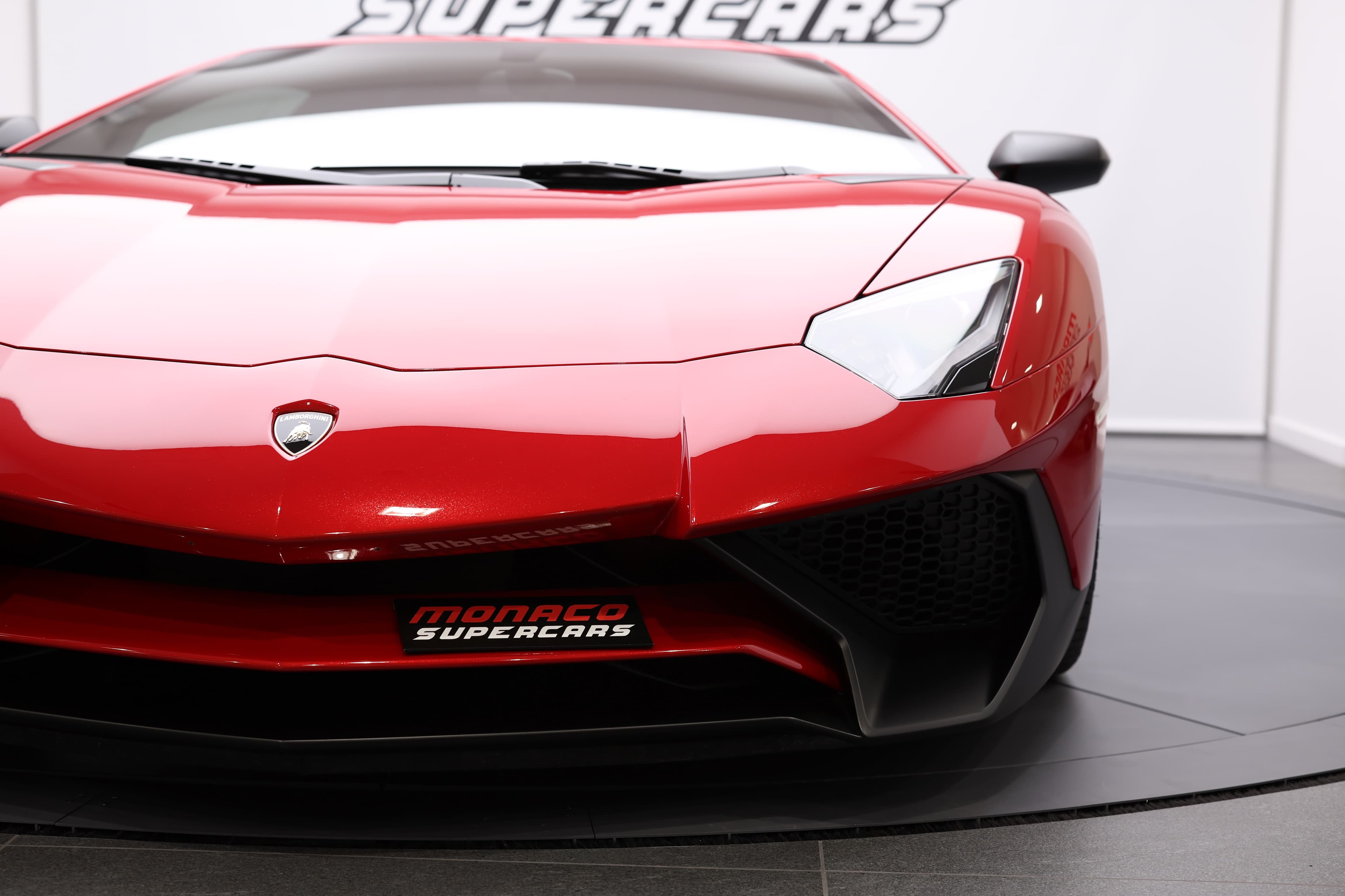 Découvrez l'avant emblématique de la Lamborghini Aventador SV, avec sa calandre agressive et son design distinctif, un véritable symbole de performance et d'innovation dans le monde des supercars.