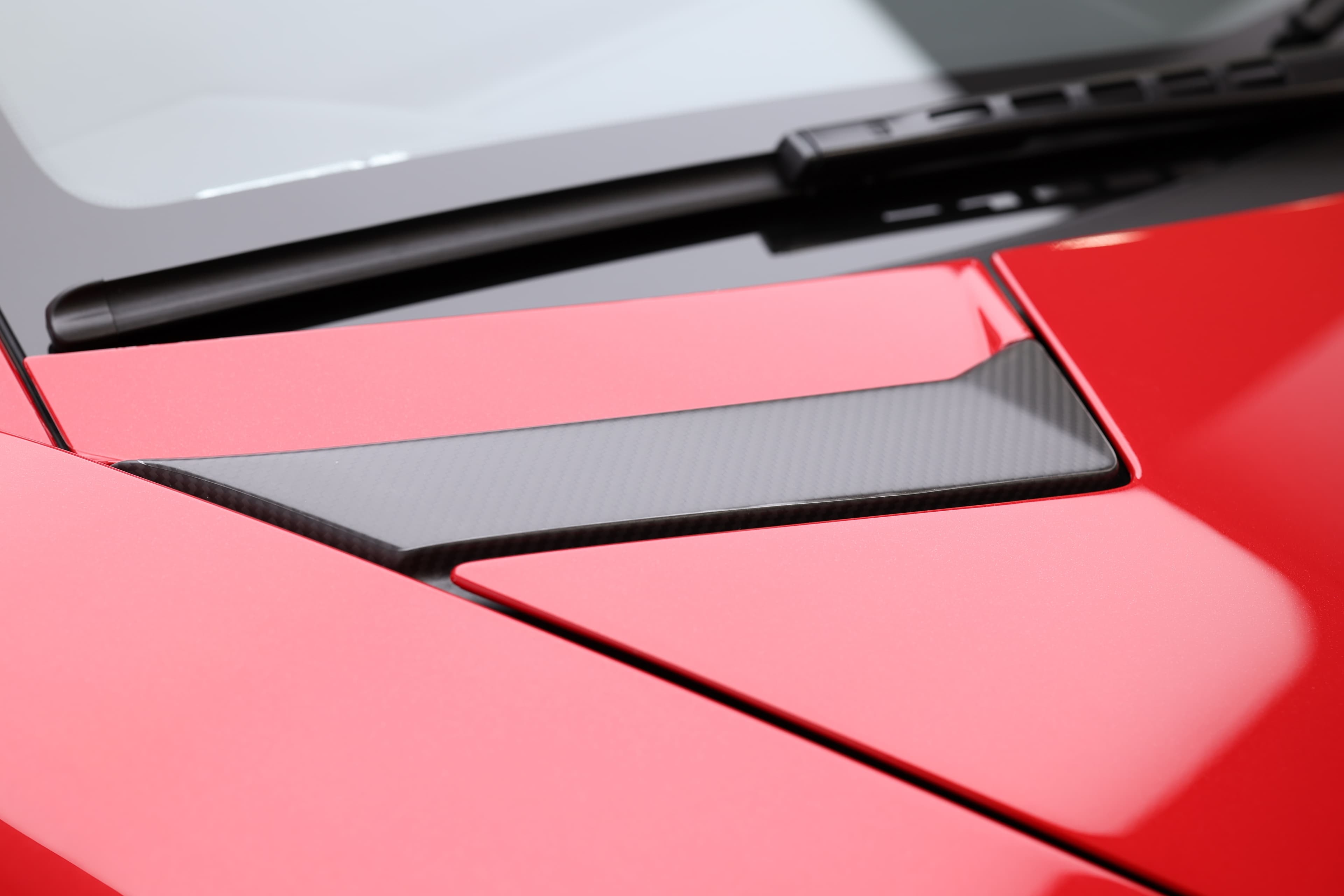 Admirez le détail du moteur de la Lamborghini Aventador SV, visible à travers l'ouverture stylisée, offrant un aperçu de la puissance qui propulse cette supercar tout en renforçant son allure sportive.