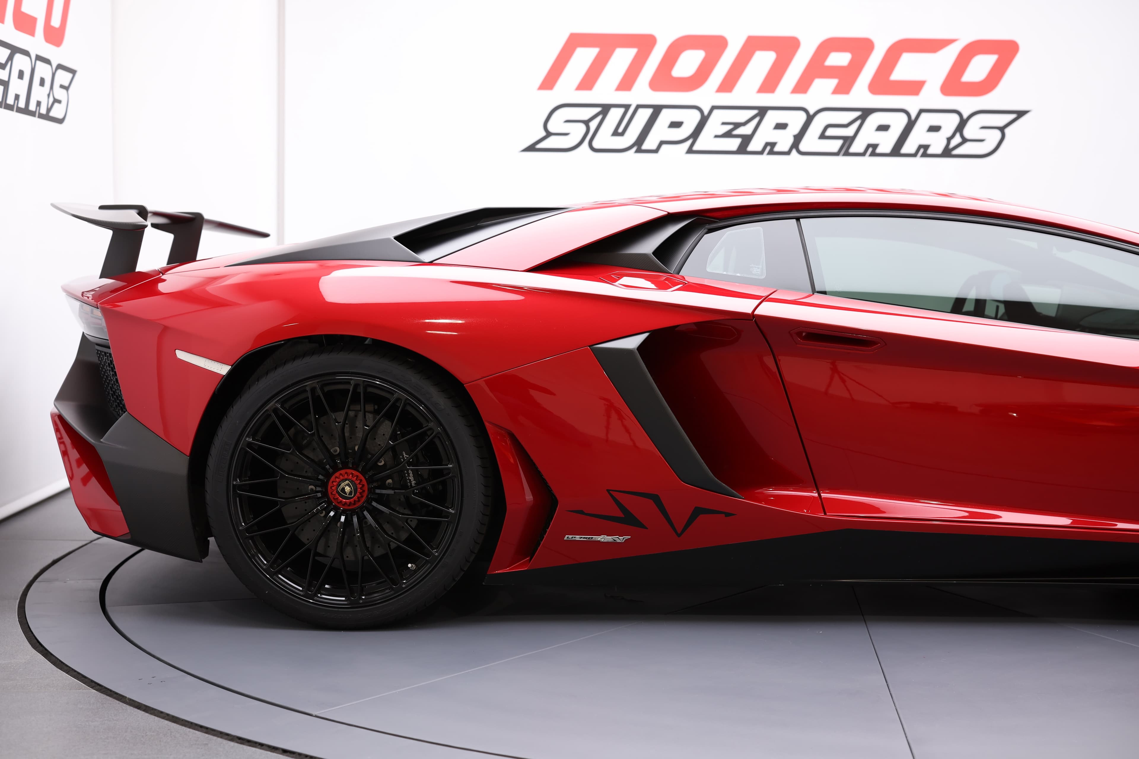 Admirez la Lamborghini Aventador SV, capturée dans toute sa splendeur, mettant en avant ses courbes agressives et son design aérodynamique qui font d'elle une véritable icône dans le monde des supercars.