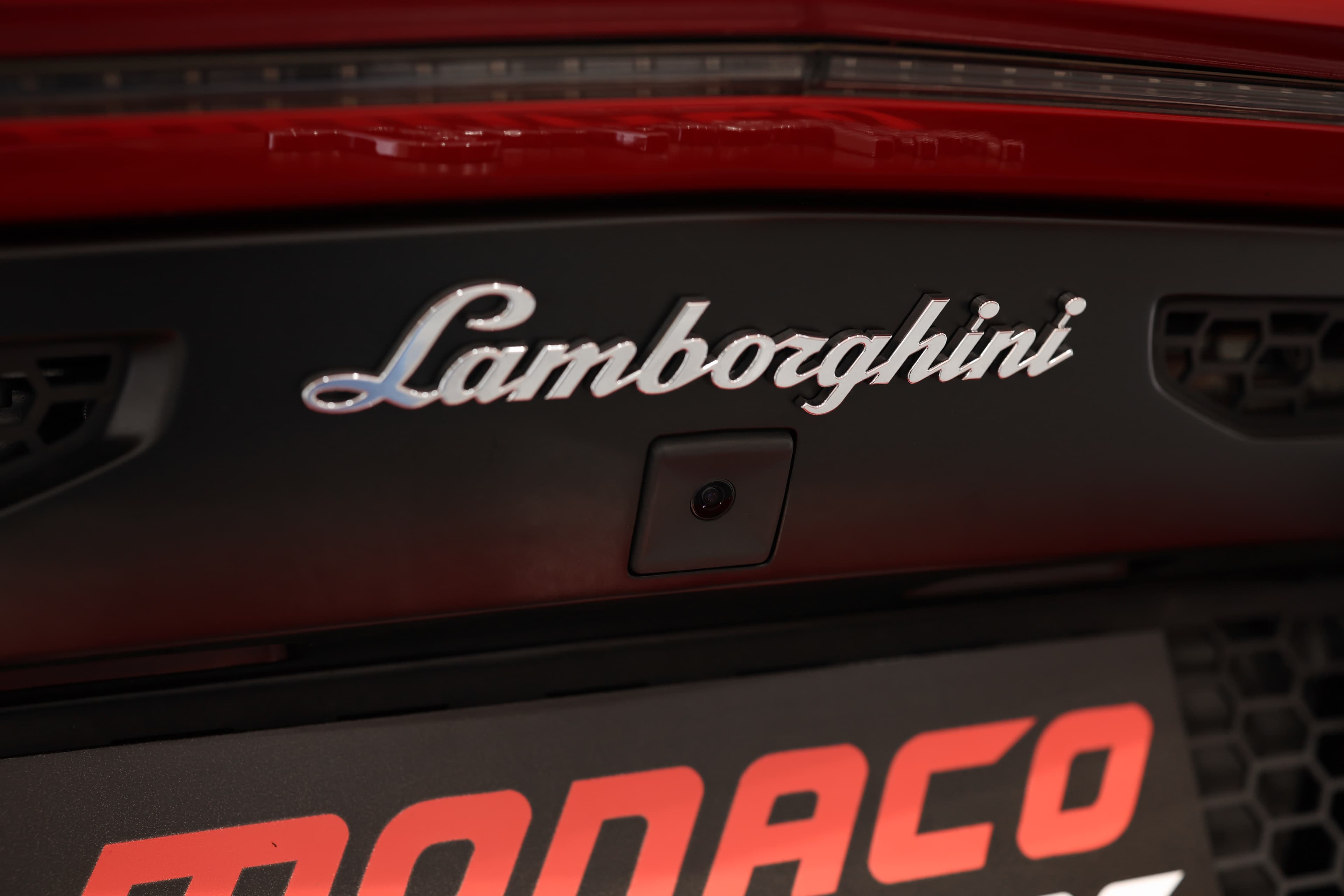 Admirez la Lamborghini Aventador SV, capturée dans toute sa splendeur, mettant en avant ses courbes agressives et son design aérodynamique qui font d'elle une véritable icône dans le monde des supercars.