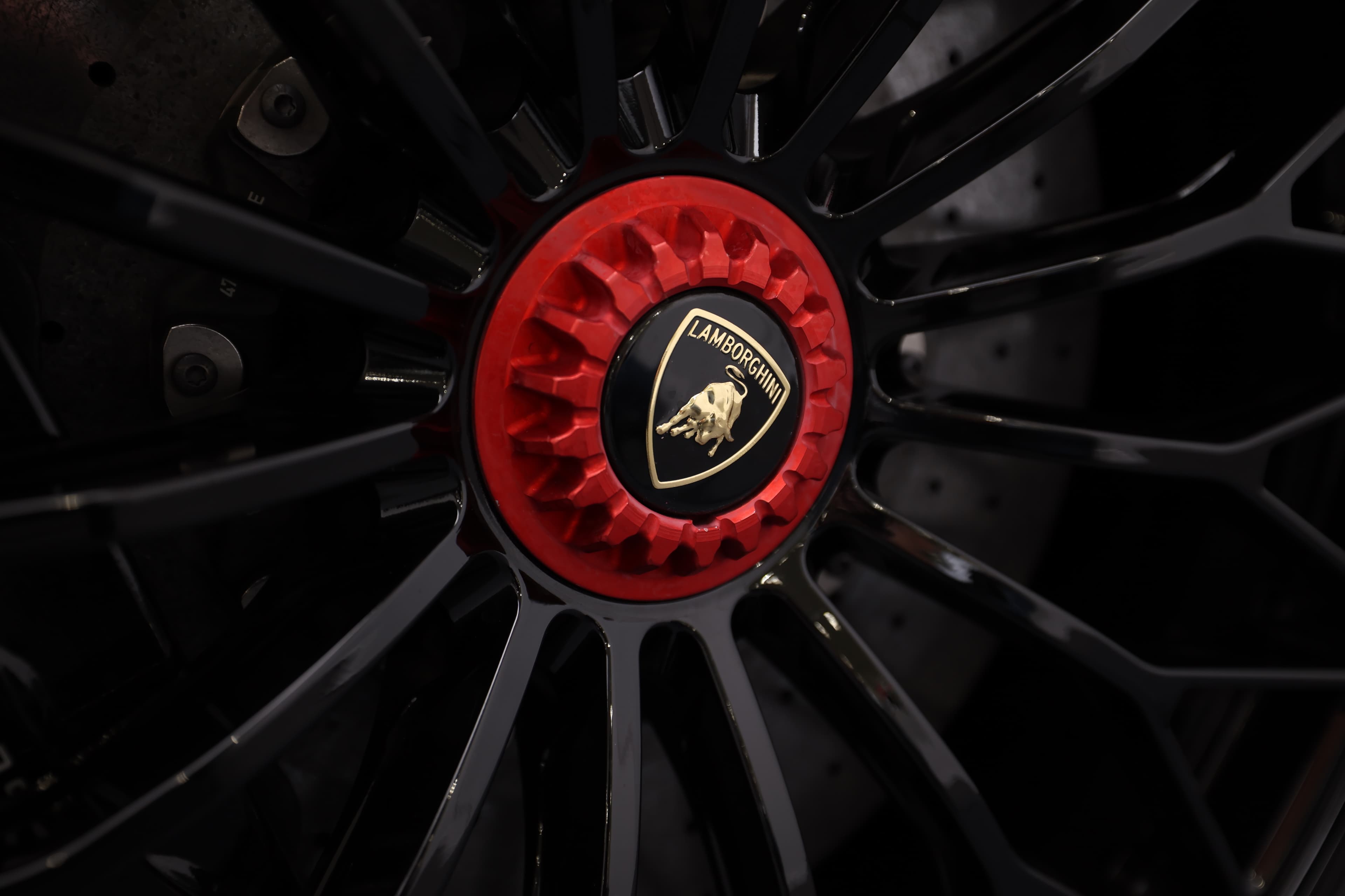 Détail de la jante Lamborghini avec logo emblématique, design sportif et finition haut de gamme.