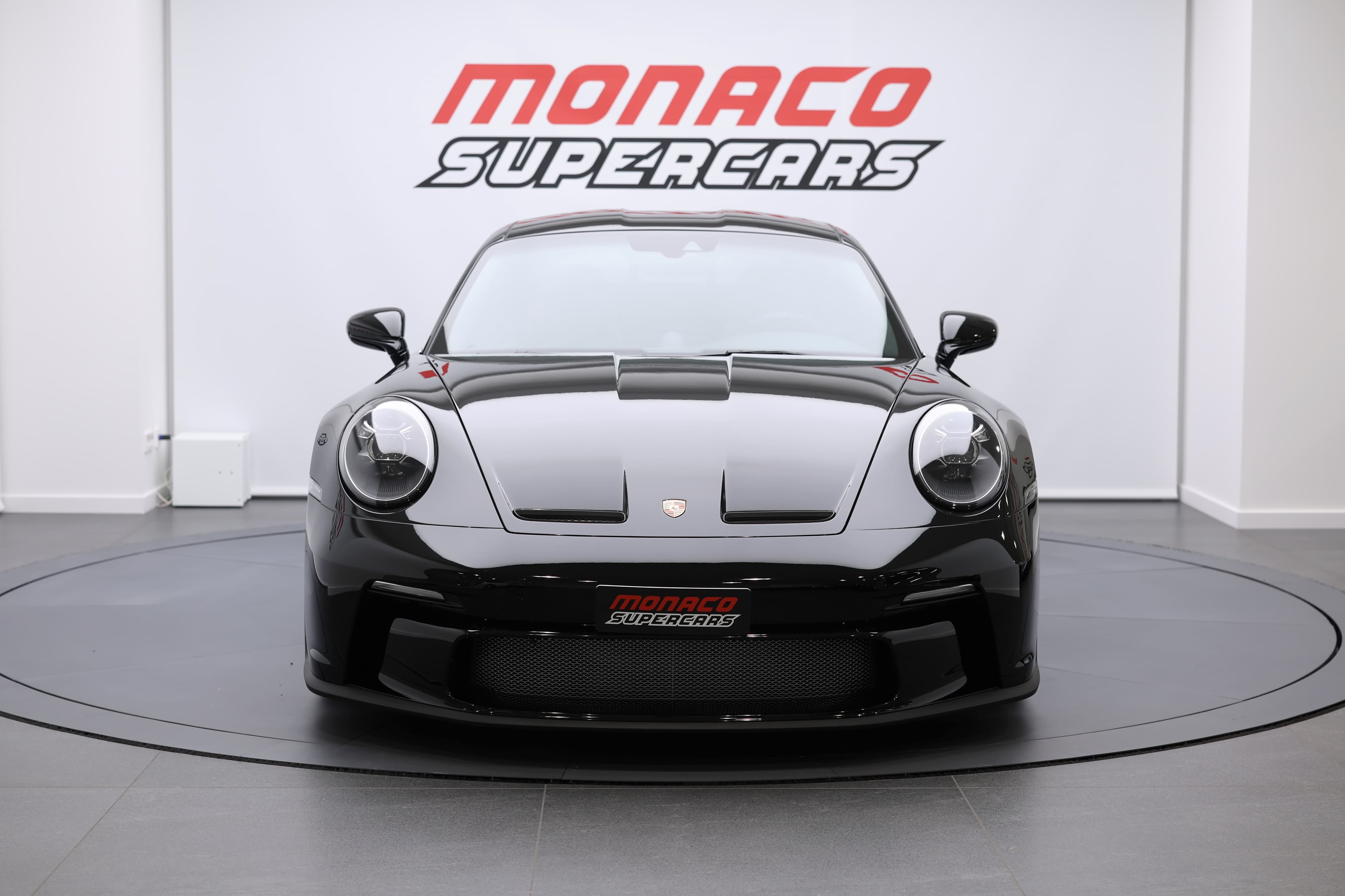 Porsche 911 ST, icône de performance, design élégant, puissance inégalée, exposée à Monaco Supercars. Véritable voiture de luxe, elle attire les passionnés de **supercars** et incarne l’innovation automobile