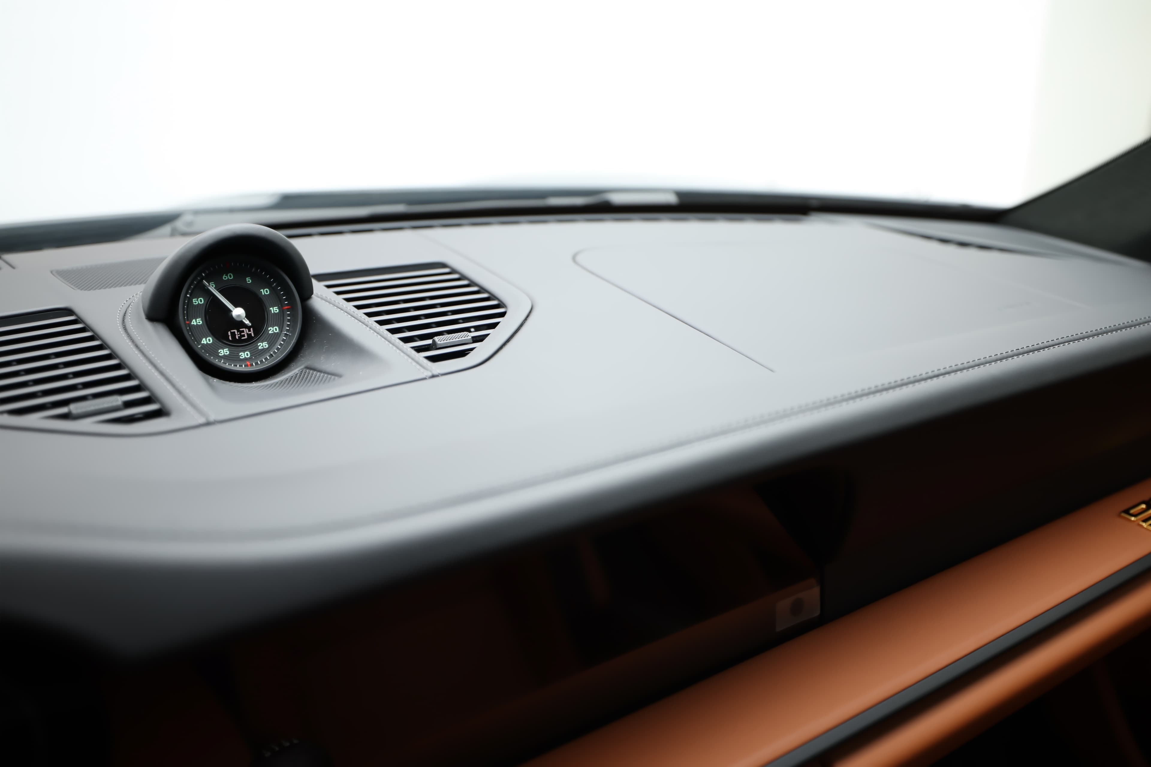 Détail du chronomètre sur le tableau de bord de la Porsche 911. Ce petit instrument est parfaitement intégré, offrant une fonctionnalité sportive tout en restant élégant. Il ajoute une dimension dynamique à l'intérieur du véhicule.
