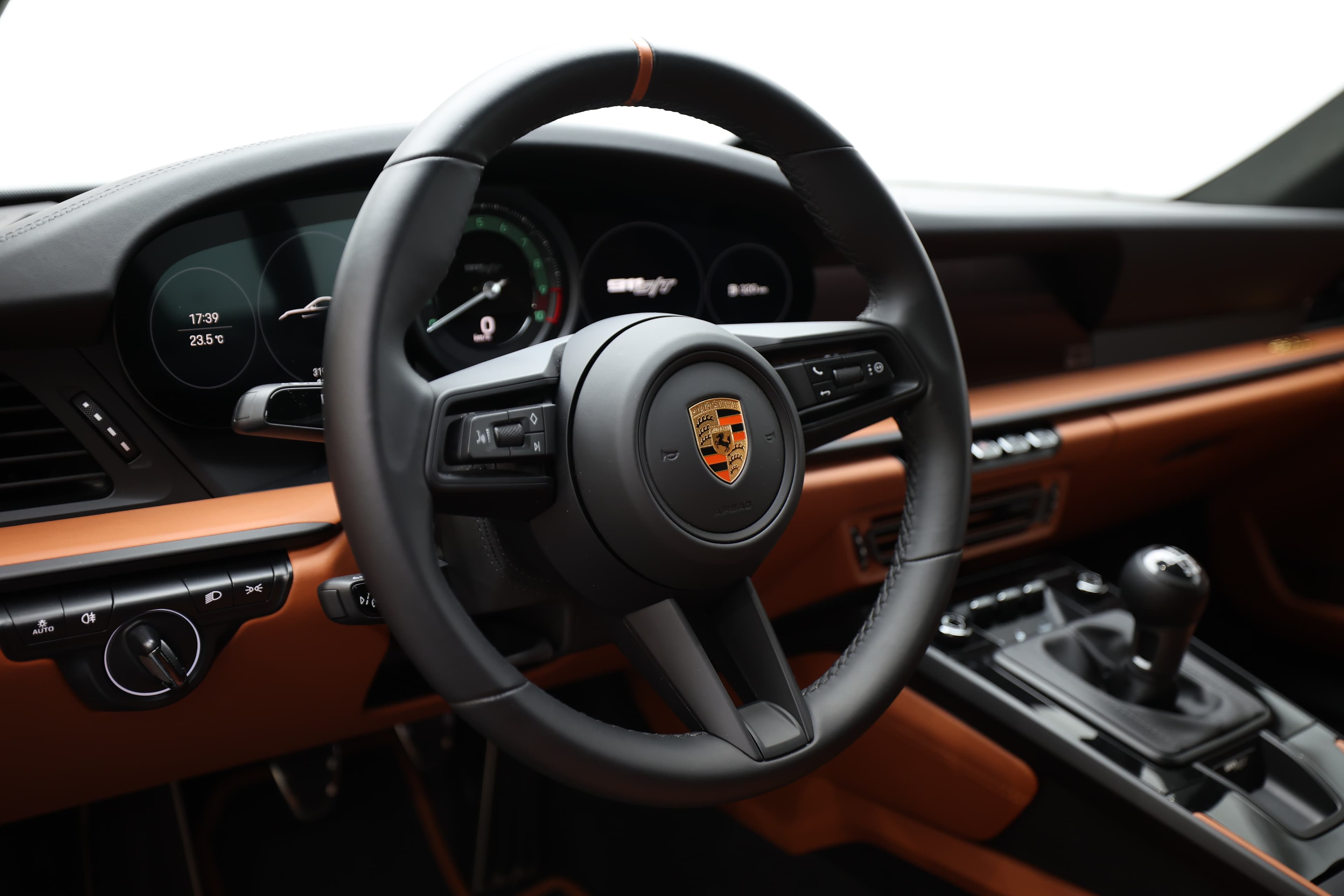 Découvrez le volant emblématique d'une voiture de sport, avec des détails raffinés et un tableau de bord numérique, alliant technologie et élégance au service de la performance.