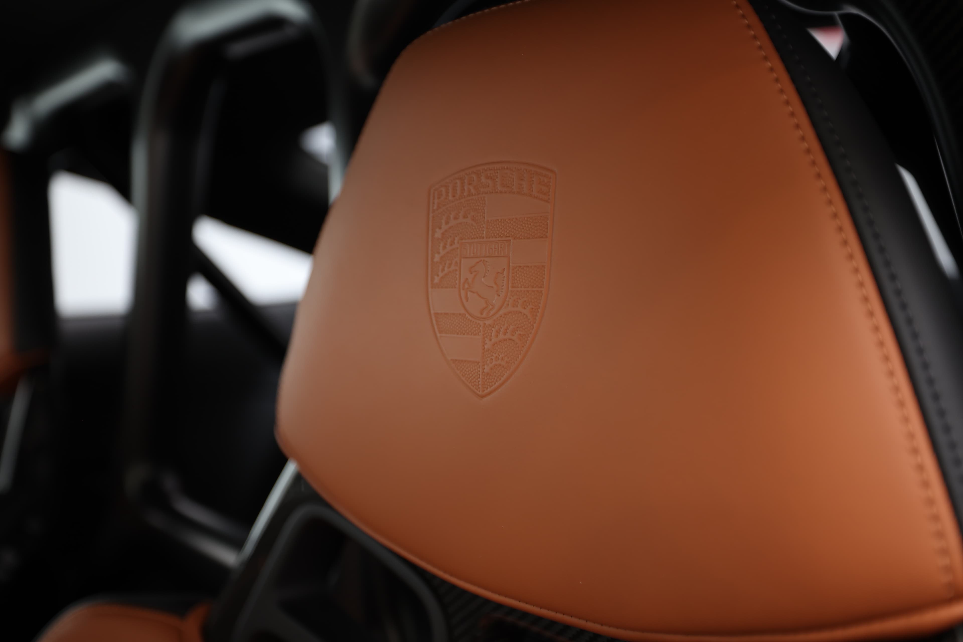 Plongez dans l'intérieur dynamique d'une voiture de sport, avec des sièges en cuir orange à motifs et un design moderne, alliant confort et performance pour une expérience de conduite inoubliable.