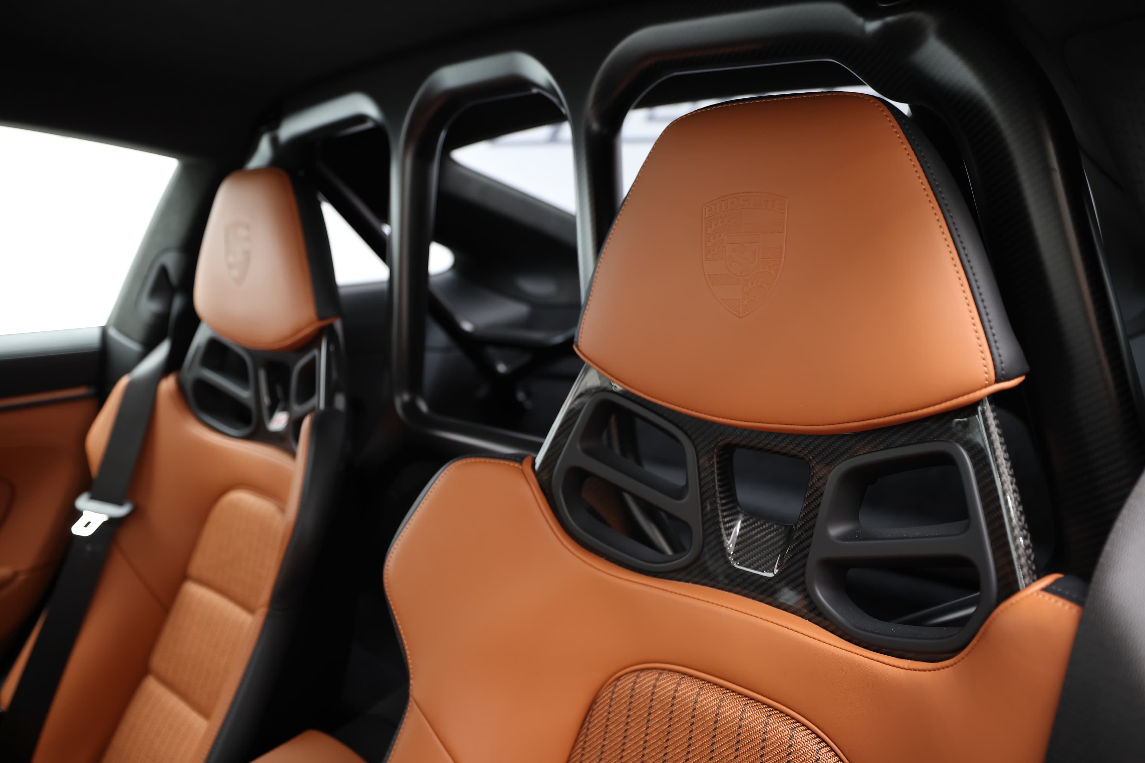  Zoom sur les sièges en cuir orange au design sportif, mettant en avant des détails ergonomiques et un style audacieux, parfaits pour une expérience de conduite immersive et dynamique.