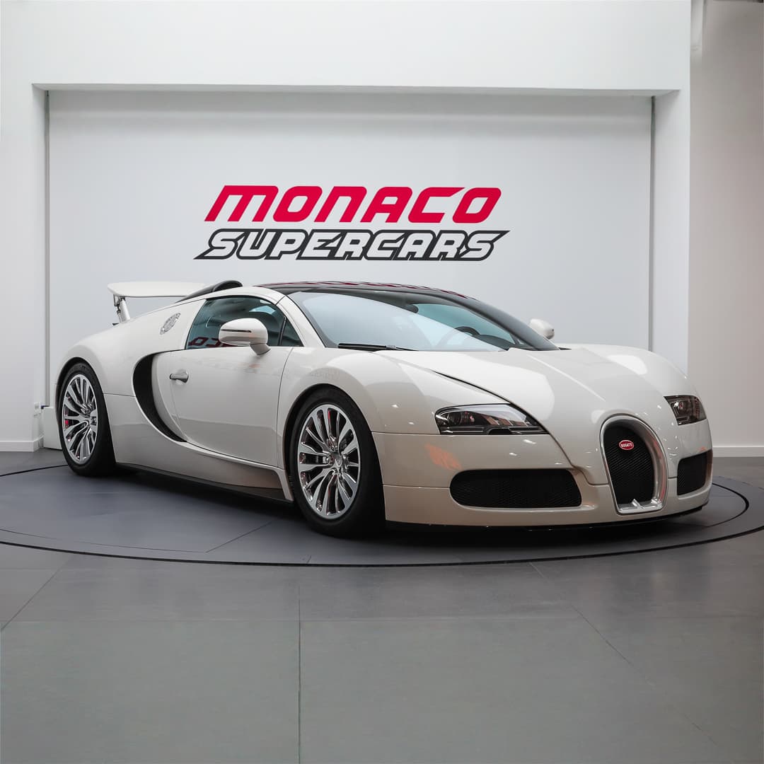 Cette vue en trois quarts avant de la Bugatti Veyron met en avant son design aérodynamique et ses lignes sculptées, révélant une silhouette distincte qui incarne la puissance et le luxe, tout en attirant les regards admiratifs.